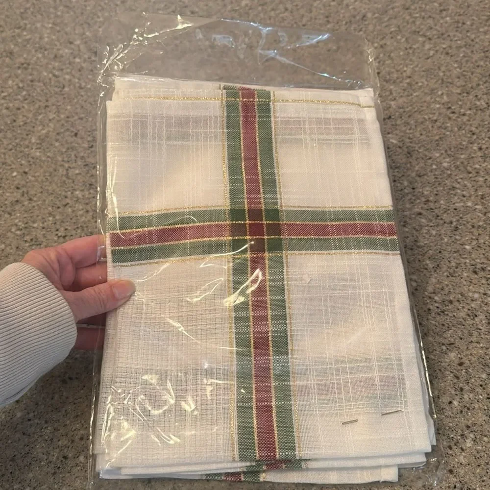 NOB HILL Linens Wreaths & Treats Table Topper Cross-Stitch *NEW Open Package*